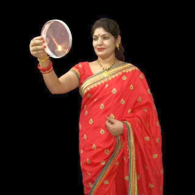 - जिले में सुहाग की सलामती के लिए करवा चौथ व्रत में चलनी से पूजन कर चांद का दीदार करतीं सुहागिनें। ? - जिले में सुहाग की सलामती के लिए करवा चौथ व्रत में चलनी से पूजन कर चांद का दीदार करतीं सुहागिनें। ?