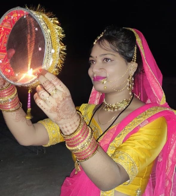 जिले में सुहाग की सलामती के लिए करवा चौथ व्रत में चलनी से पूजन कर चांद का दीदार करती सुहागिन। संवा जिले में सुहाग की सलामती के लिए करवा चौथ व्रत में चलनी से पूजन कर चांद का दीदार करती सुहागिन। संवा