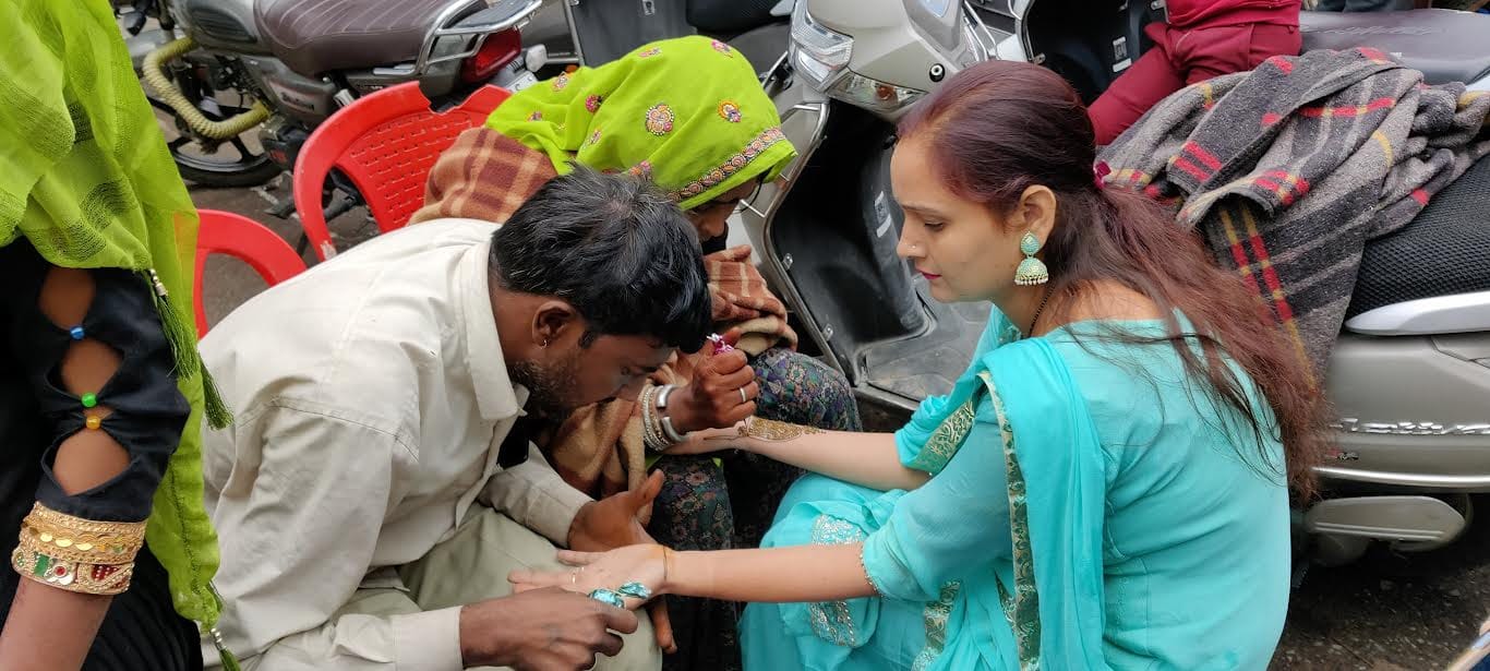 करवाचौथ पर्व पर नगर में मेंहगी लगवाने तथा चुडियों की खरीददारी में व्यस्त महिला व युवती करवाचौथ पर्व पर नगर में मेंहगी लगवाने तथा चुडियों की खरीददारी में व्यस्त महिला व युवती