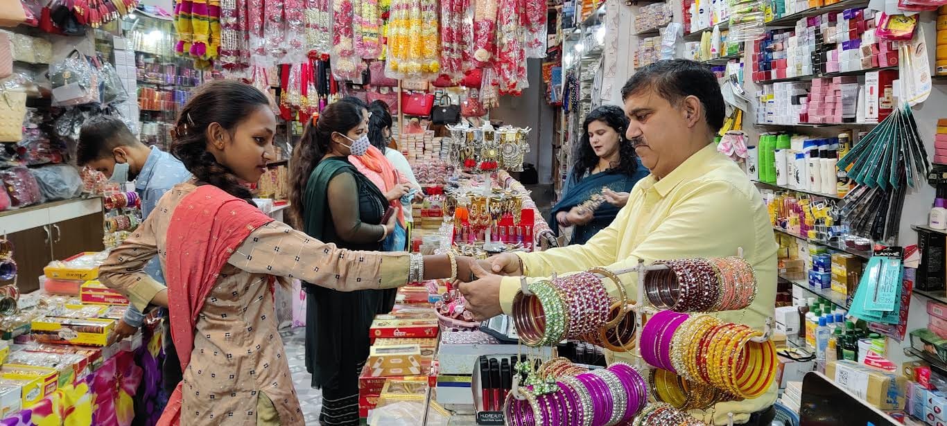 करवाचौथ पर्व पर नगर में मेंहगी लगवाने तथा चुडियों की खरीददारी में व्यस्त महिला व युवती करवाचौथ पर्व पर नगर में मेंहगी लगवाने तथा चुडियों की खरीददारी में व्यस्त महिला व युवती
