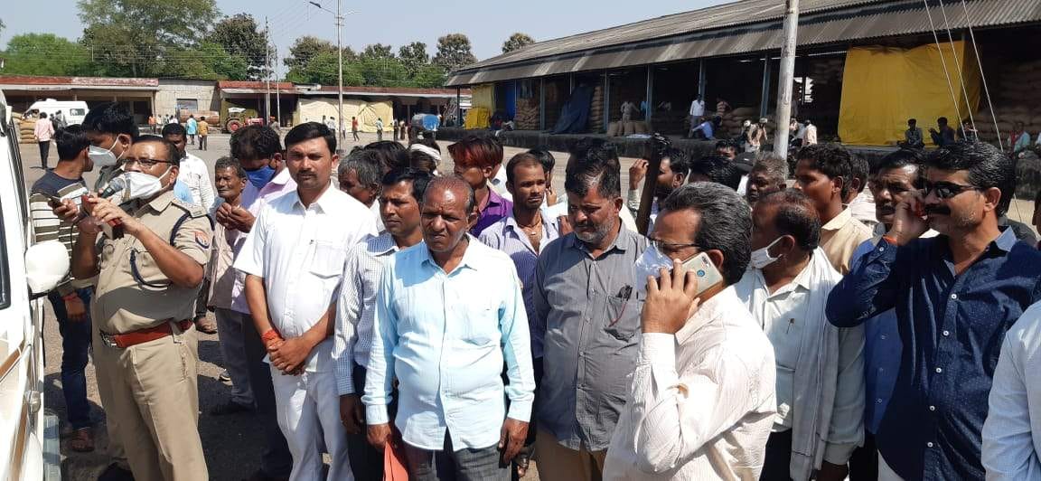 घटना की जानकारी लेते सीओ व अन्य