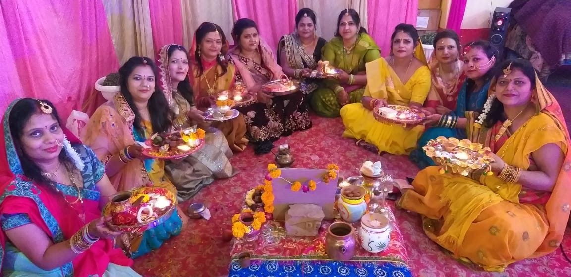 करवा चौथ पर पूजन के लिए बैठी सुहागने करवा चौथ पर पूजन के लिए बैठी सुहागने