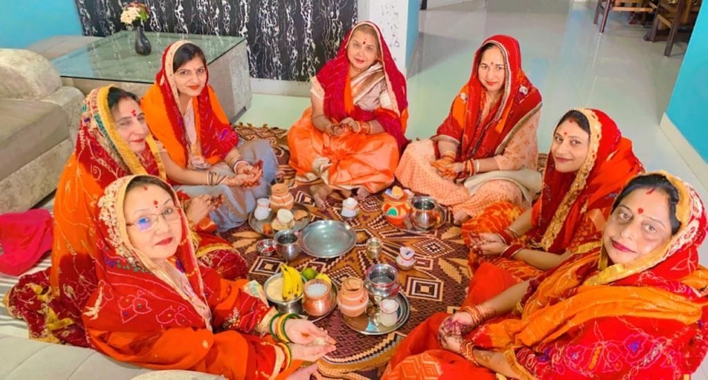  करवा चौथ की कहानी सुनतीं महिलाएं। संवाद