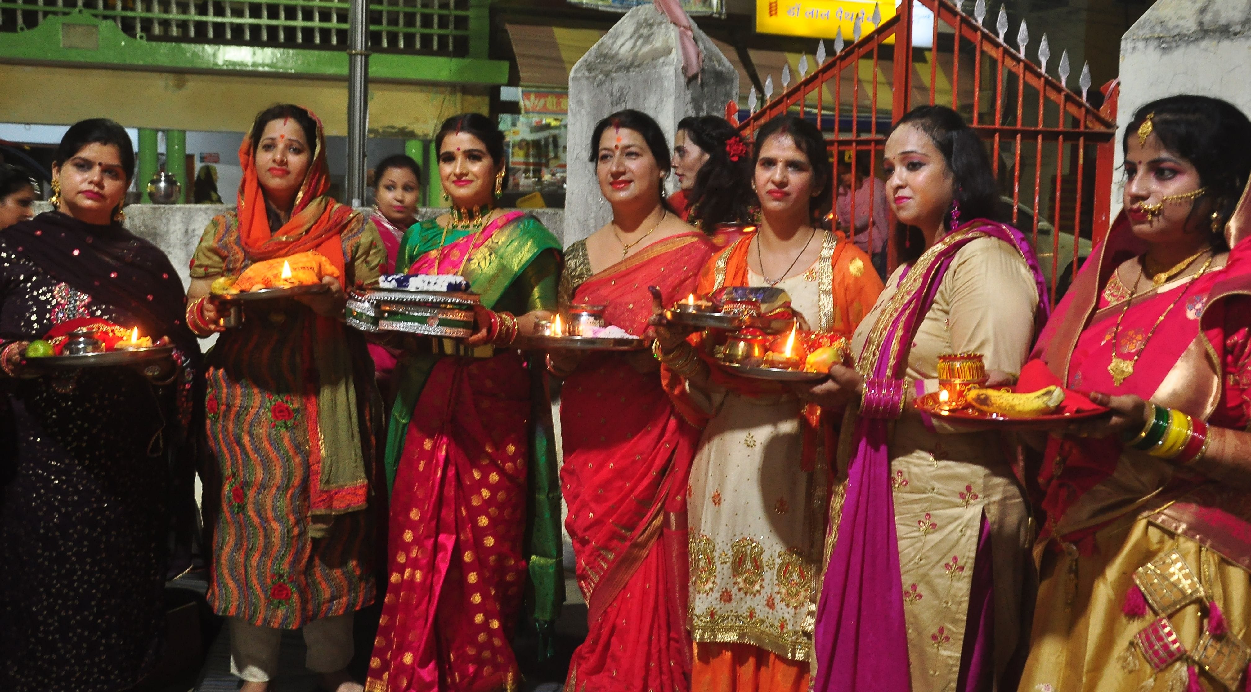 करवा चौथ पूजा के लिए दुर्गा माता मंदिर पहुंची सुहागिनें। संवाद करवा चौथ पूजा के लिए दुर्गा माता मंदिर पहुंची सुहागिनें। संवाद