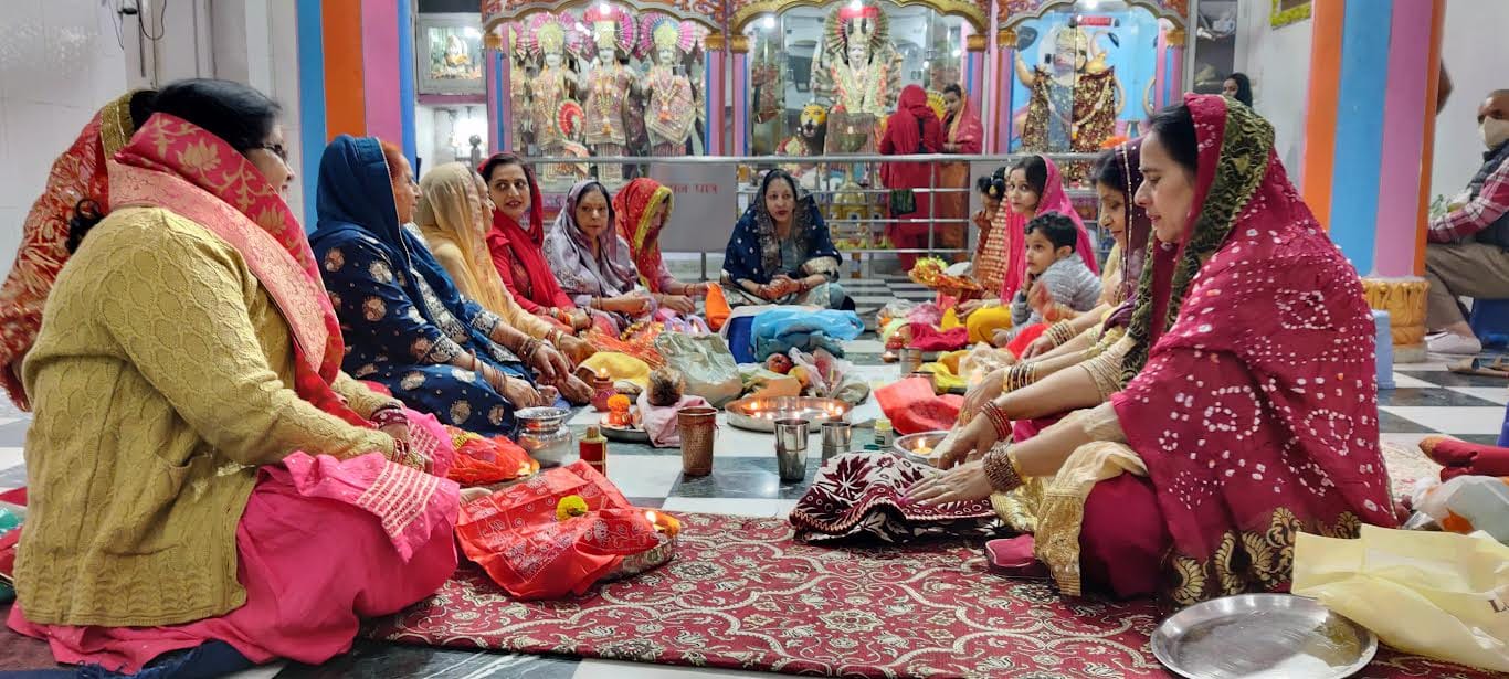 मंदिर में करवाचौथ की रस्में निभाती महिलाएं मंदिर में करवाचौथ की रस्में निभाती महिलाएं