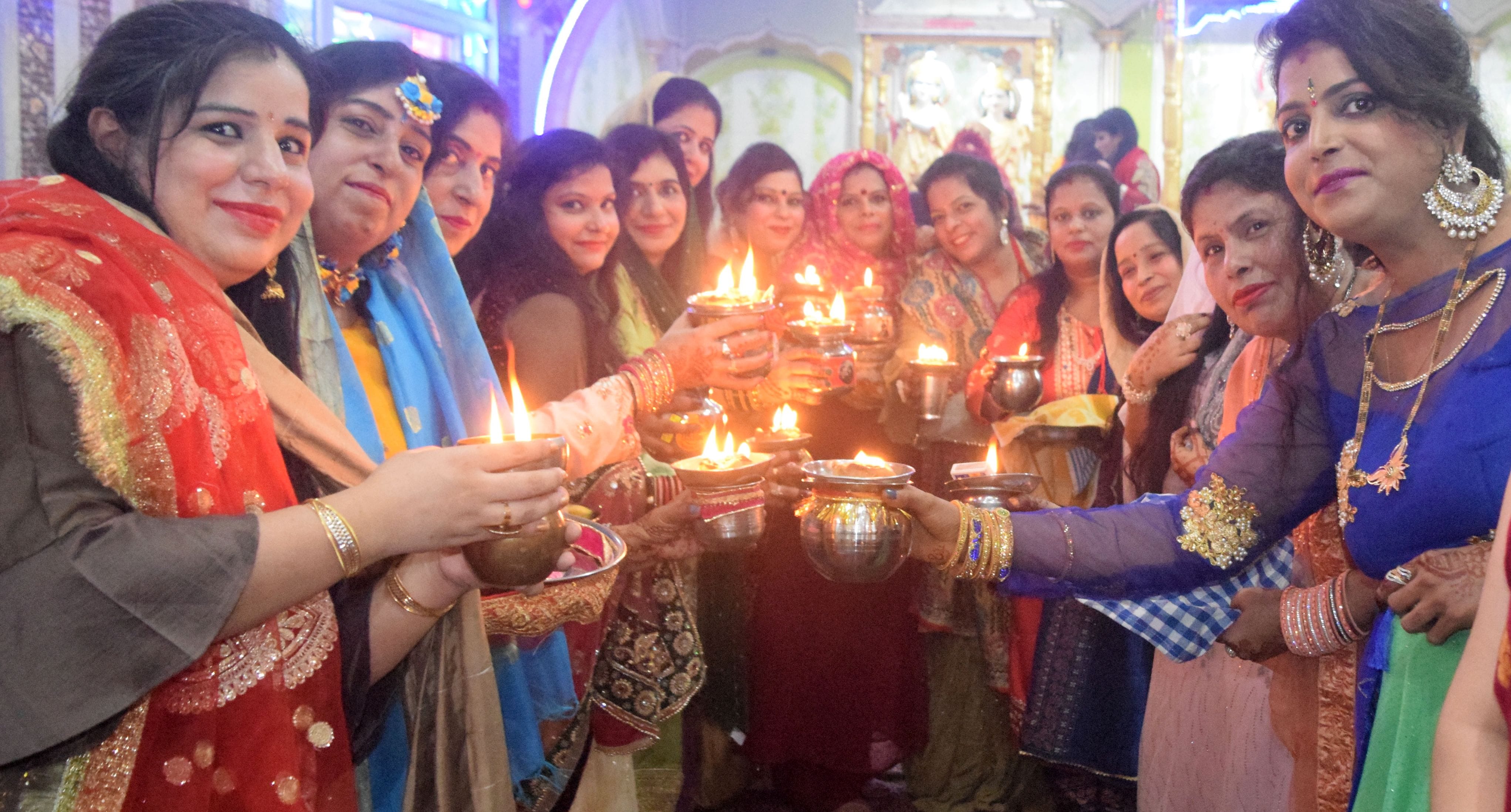 फोटो-39 सीतापुर में करवाचौथ का पूजन करती महिलाएं। - संवाद फोटो-39 सीतापुर में करवाचौथ का पूजन करती महिलाएं। - संवाद