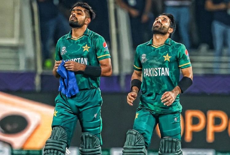 पाकिस्तान को जीत दिलाने के बाद राहत की सांस लेते कप्तान बाबर और रिजवान।