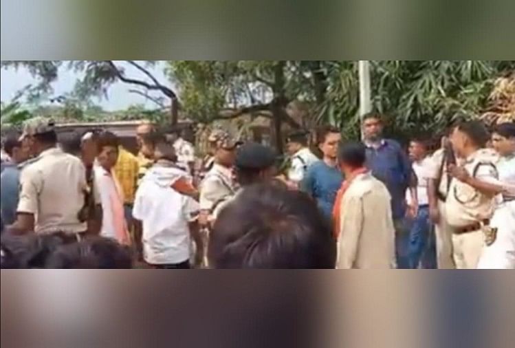बिहार: जहरीली शराब पीने से चार की मौत, ग्रमीणों ने किया हंगामा मोके पर मौजूद पुलिस व ग्रामीण।
