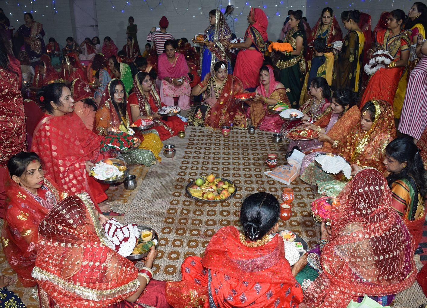 रुद्रपुर के पांच मंदिर में सामूहिक करवा पूजा करतीं सुहागिनें।