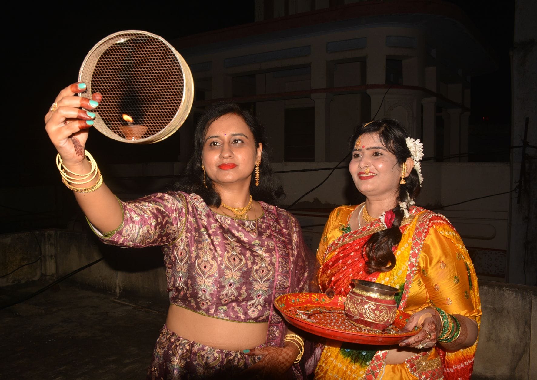 करवाचौथ पर चांद का दीदार करती प्रेणा और पूनम । अमर उजाला करवाचौथ पर चांद का दीदार करती प्रेणा और पूनम । अमर उजाला