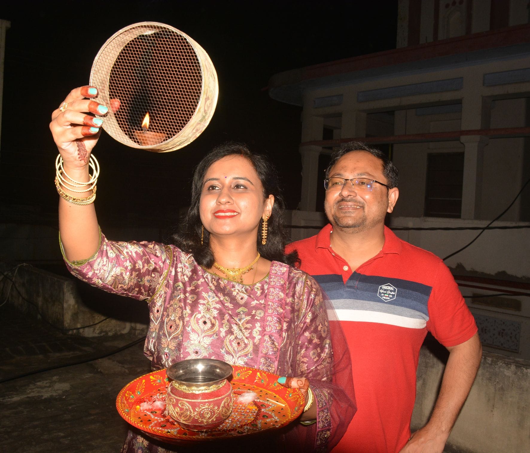 करवाचौथ पर पति डॉ विक्रम ज्ञान के साथ चांद का दीदार करती प्रेणा। अमर उजाला करवाचौथ पर पति डॉ विक्रम ज्ञान के साथ चांद का दीदार करती प्रेणा। अमर उजाला