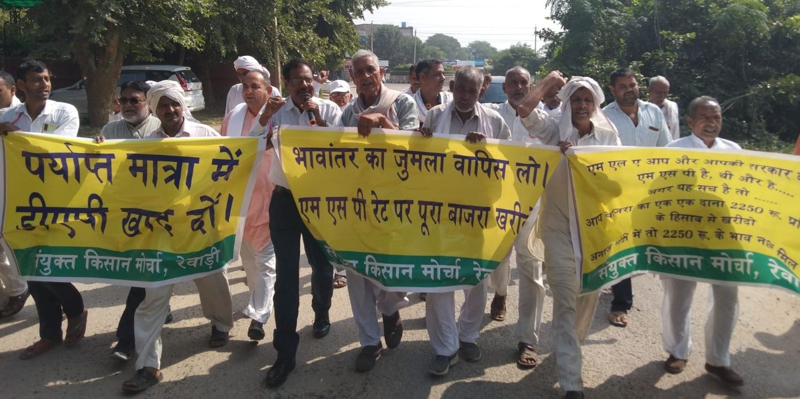 विधायक के आवास के बाहर प्रदर्शन करते किसान। संवाद विधायक के आवास के बाहर प्रदर्शन करते किसान। संवाद