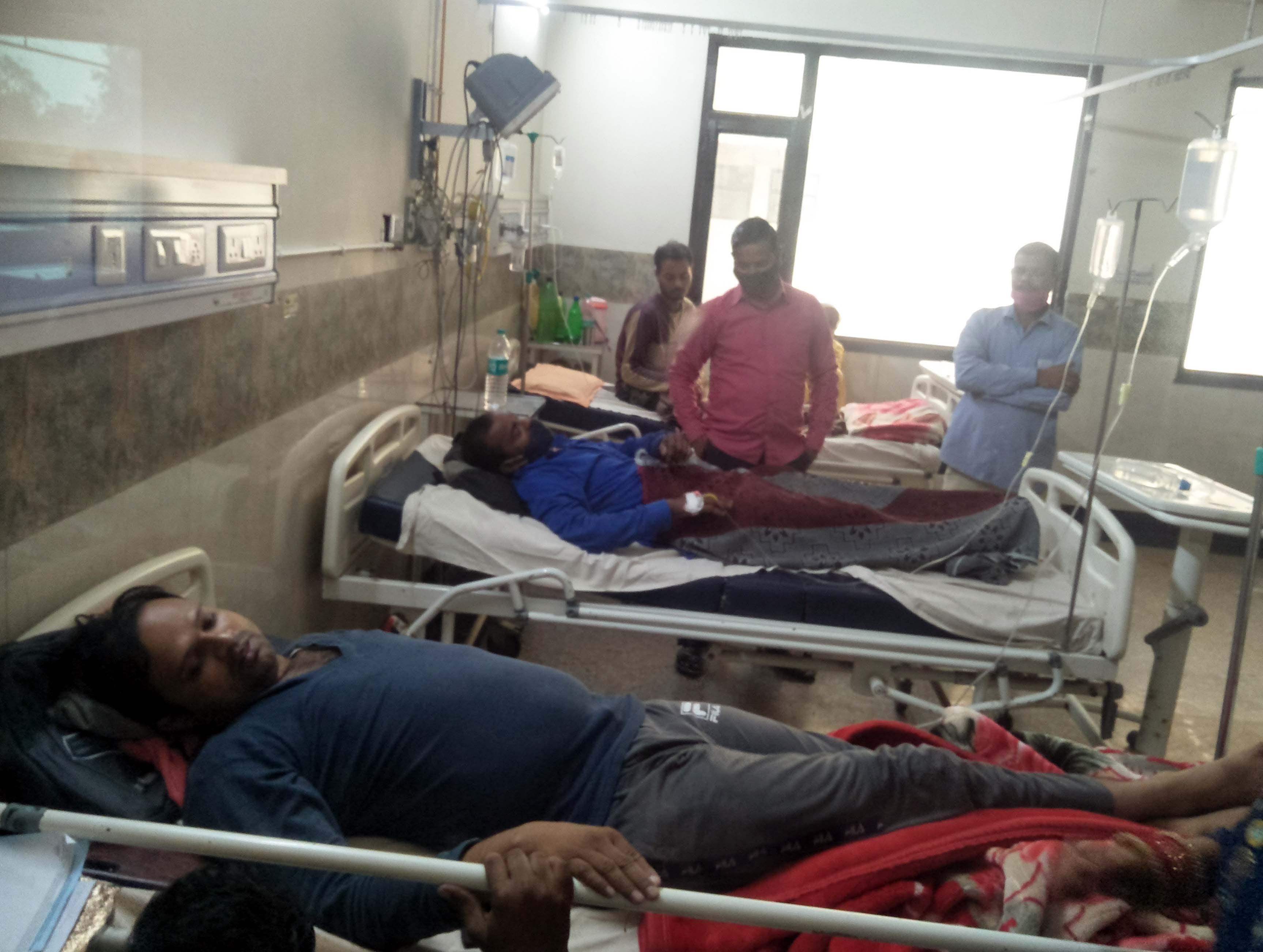 अंबाला छावनी के नागरिक अस्पताल स्थित आइपीडी ब्लाक में बैड पर लेटे बुखार के मरीज। अंबाला छावनी के नागरिक अस्पताल स्थित आइपीडी ब्लाक में बैड पर लेटे बुखार के मरीज।