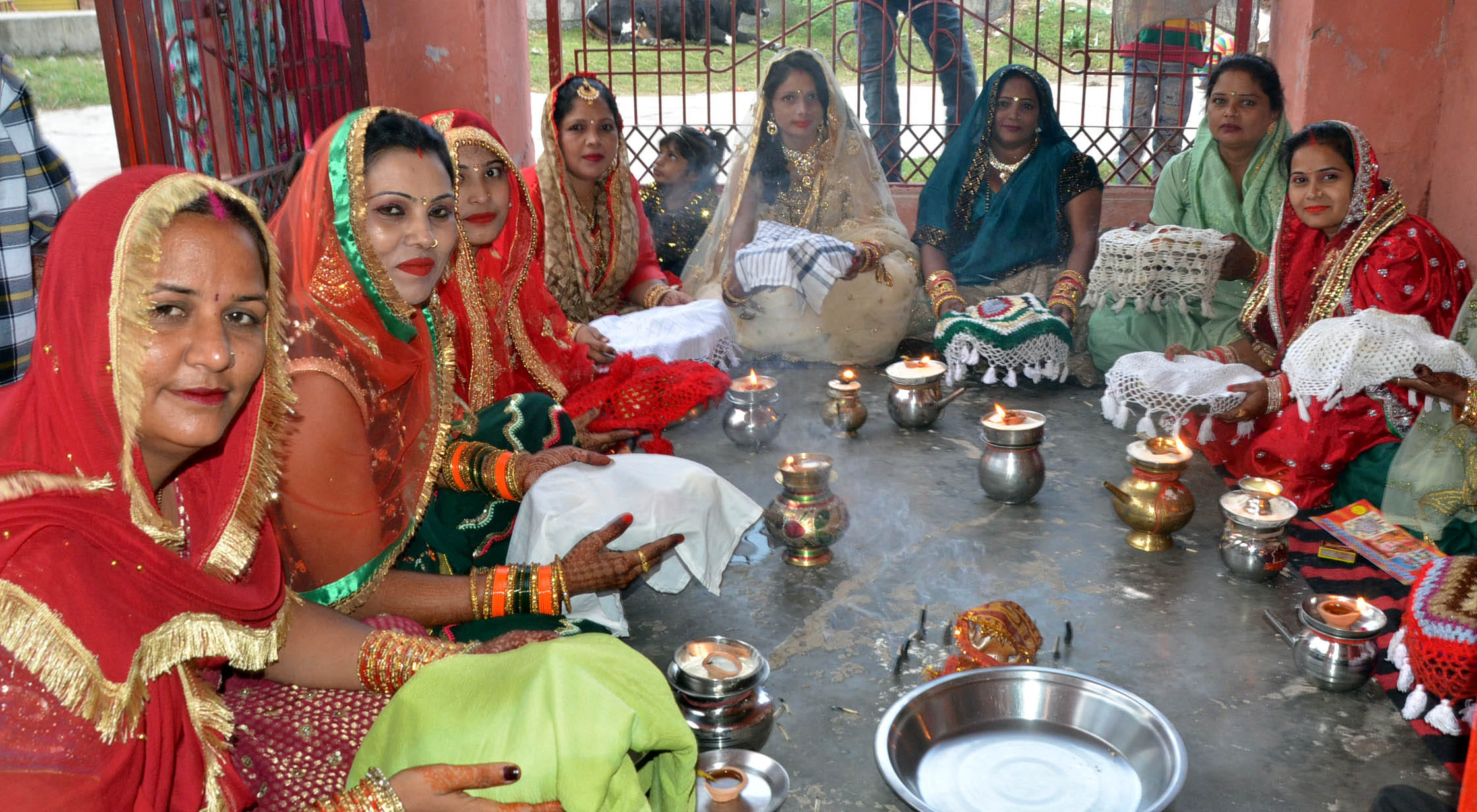 अंबाला छावनी की रंगिया मंडी स्थित मंदिर में करवा चौथ पर पूजा करती महिलायें।