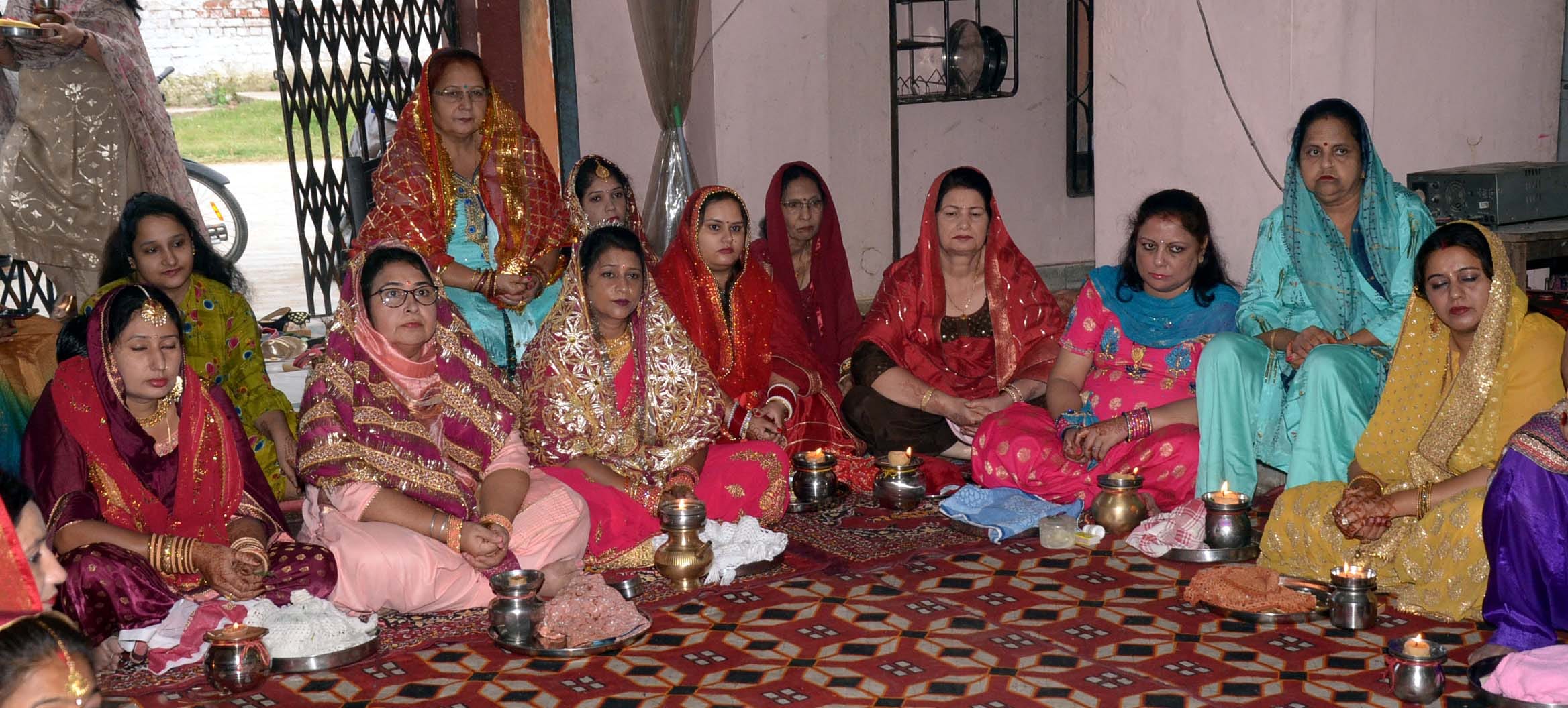 अंबाला छावनी के विदया नगर स्थित मंदिर में करवा चौथ पर पूजा करती महिलायें।