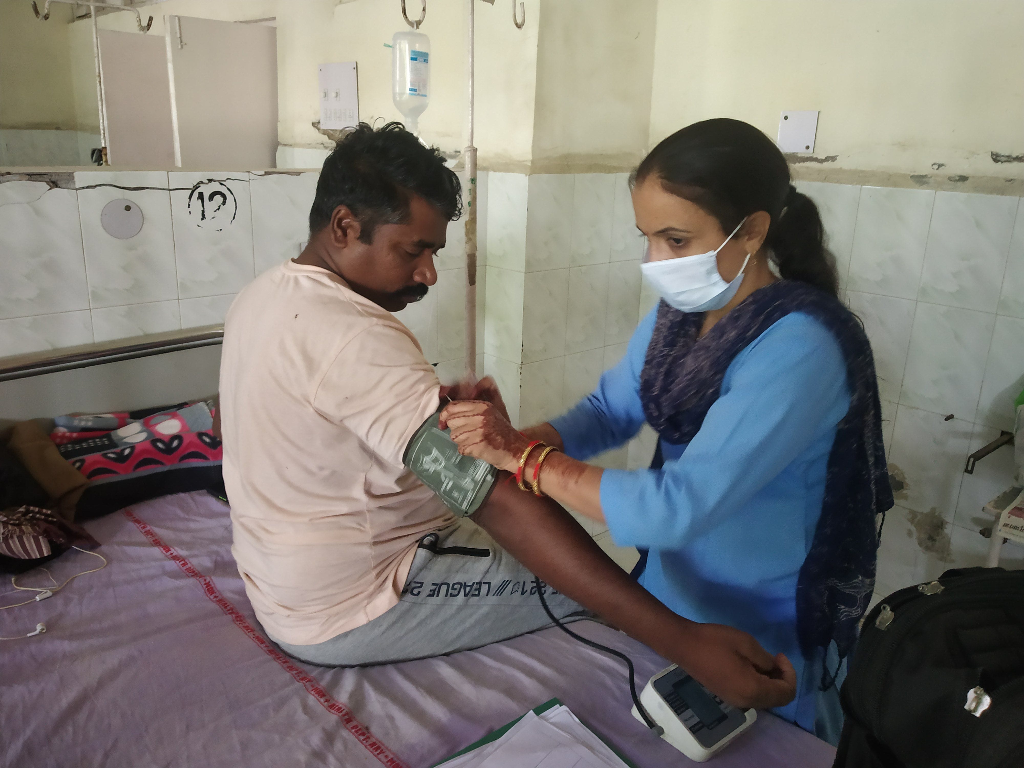 नागरिक अस्पताल में भर्ती मरीज की जांच करते स्वास्थ्य कर्मी। नागरिक अस्पताल में भर्ती मरीज की जांच करते स्वास्थ्य कर्मी।
