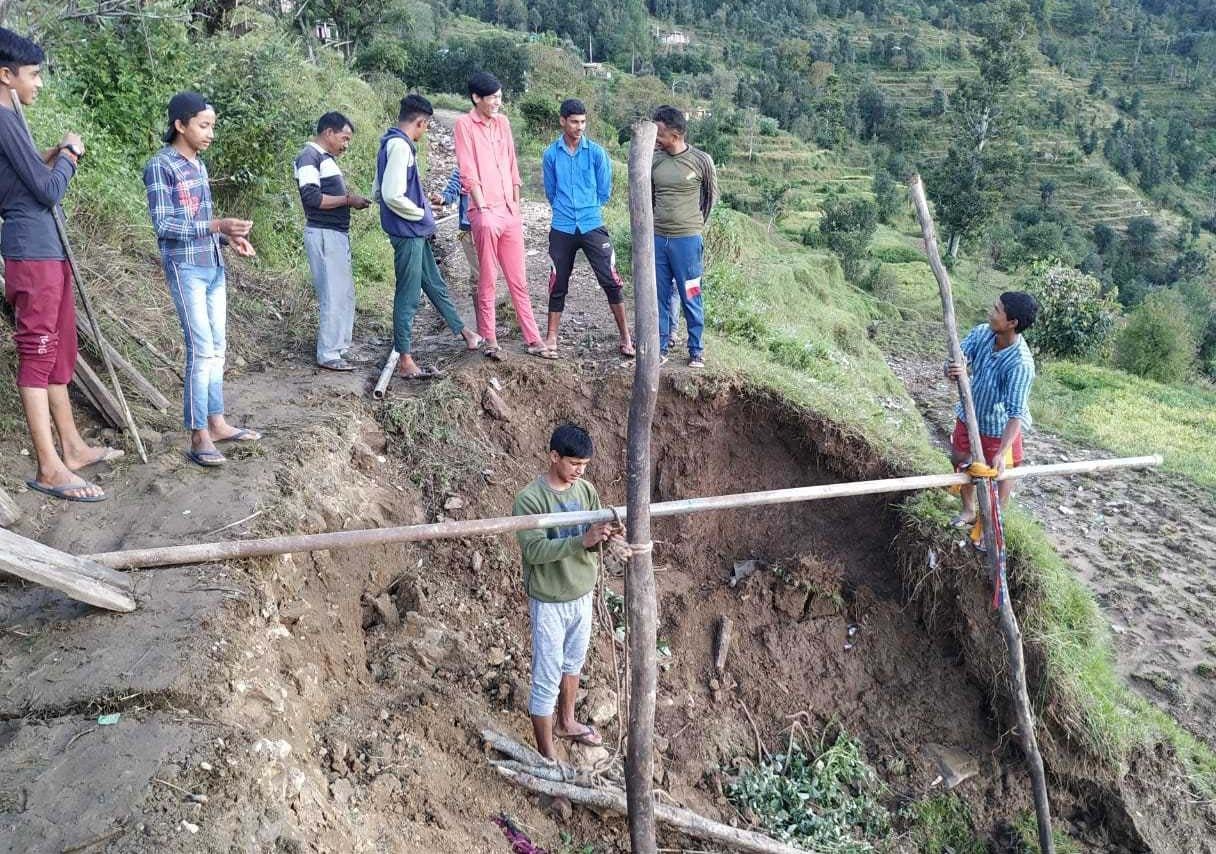 भारी बारिश से बाराकोट के वल्सों, चांचरी, सुतेड़ा को जोड़ने वाले इस मार्ग पर भरी गड्ढे हो गए थे। लेक