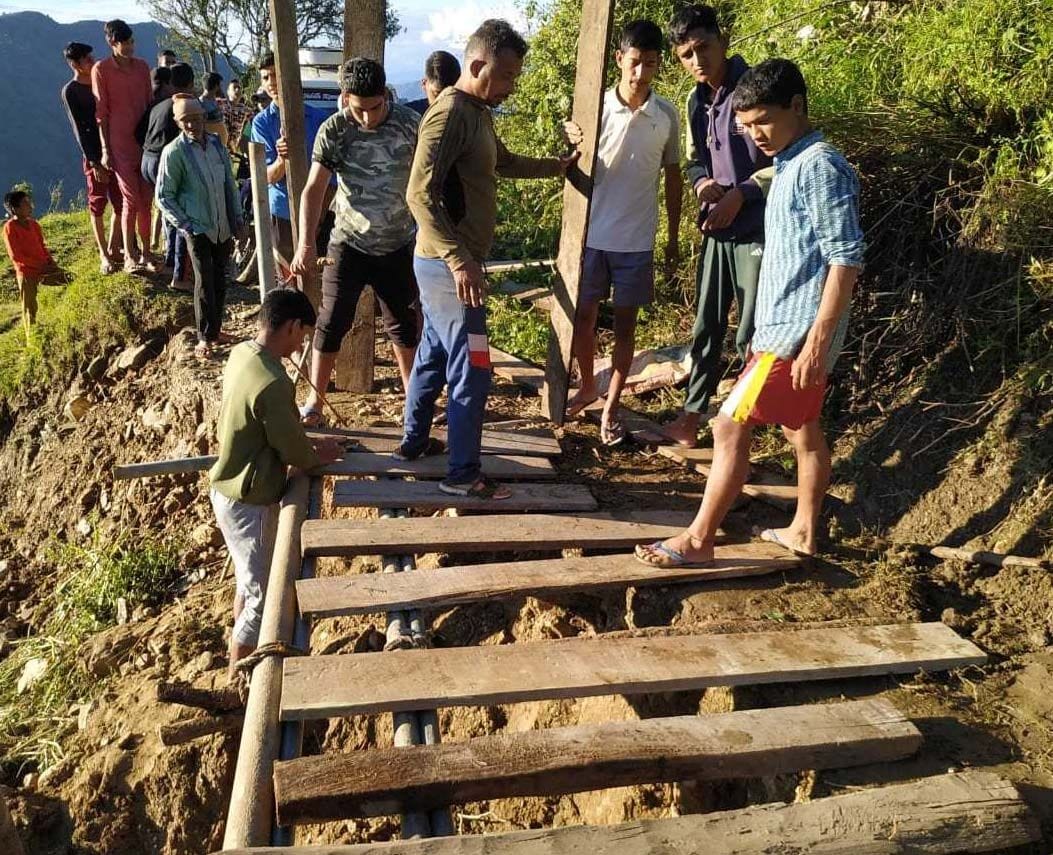 भारी बारिश से बाराकोट के वल्सों, चांचरी, सुतेड़ा को जोड़ने वाले इस मार्ग के गड्ढों से पार पाने के ल