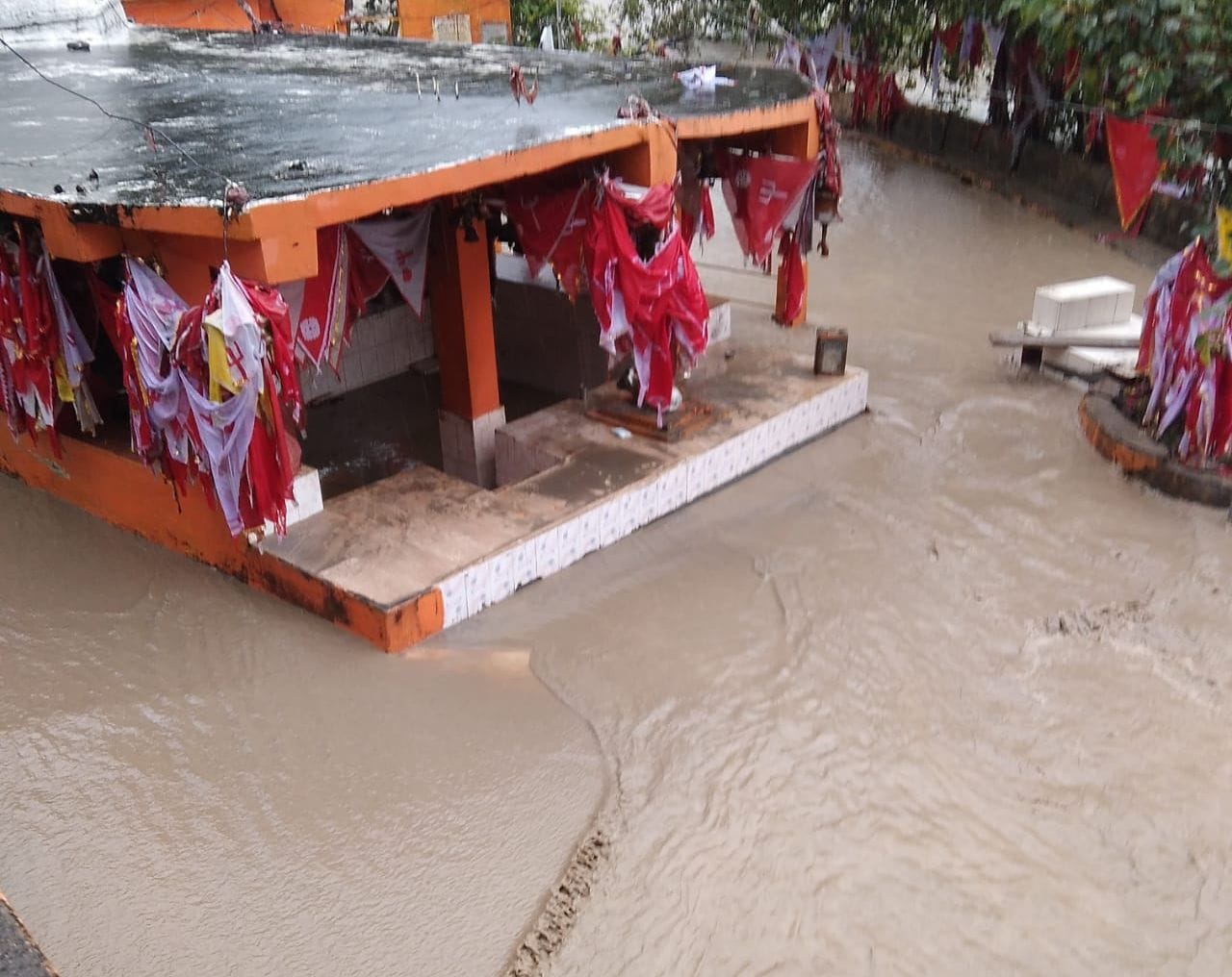 भारी बारिश के बाद पंचेश्वर महादेव मंदिर में भरा पानी व मलबा। भारी बारिश के बाद पंचेश्वर महादेव मंदिर में भरा पानी व मलबा।