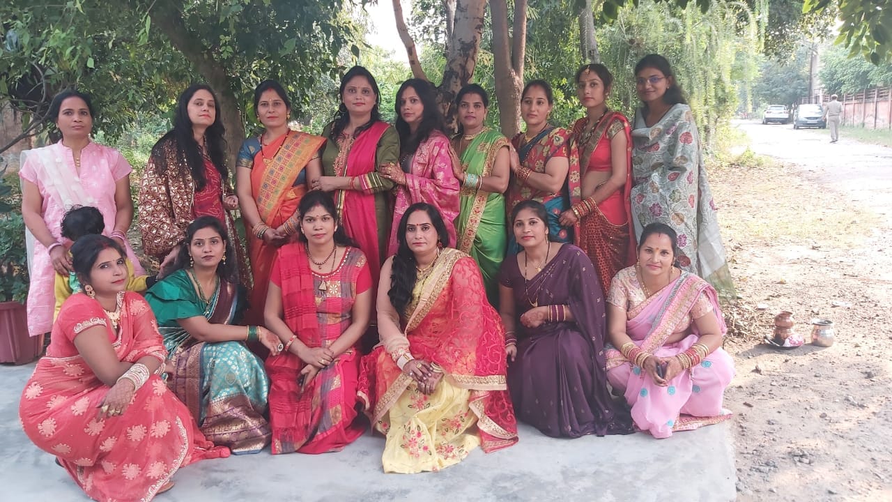 बागपत कलक्ट्रेट में करवाचौथ पर्व मनाने के बाद गीत गाती महिलाएं