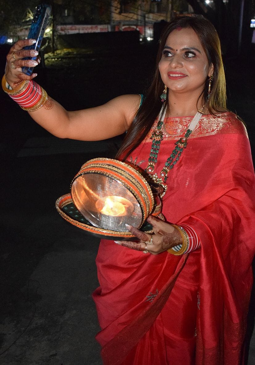 रुद्रपुर में करवा पूजन के बाद सेल्फी लेती सुहागिन।