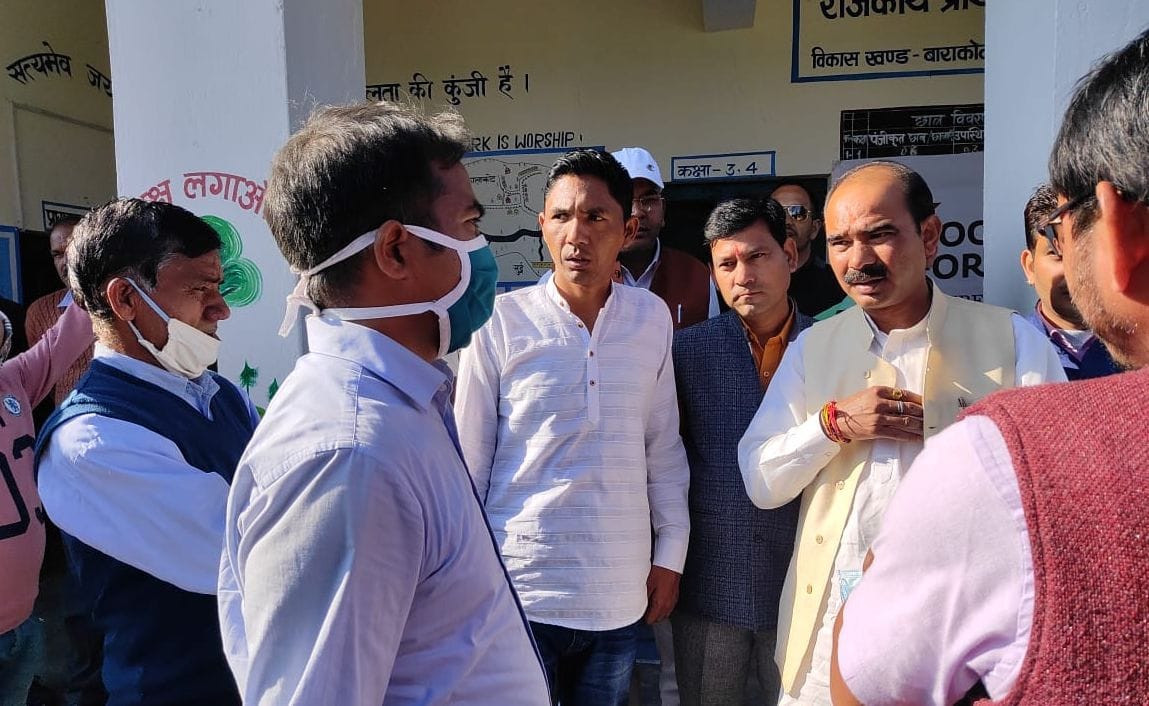 बाराकोट के गल्लागांव में प्रभावितों का हालचाल जानने के बाद अधिकारियों को निर्देश देते सांसद अजय