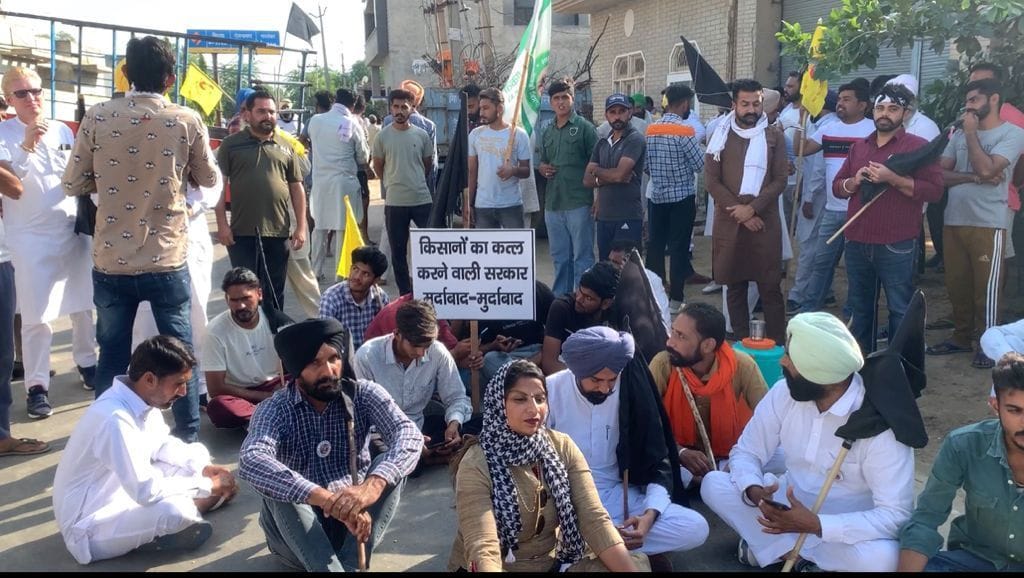रोड पर धरना देकर बैठे किसान नेता