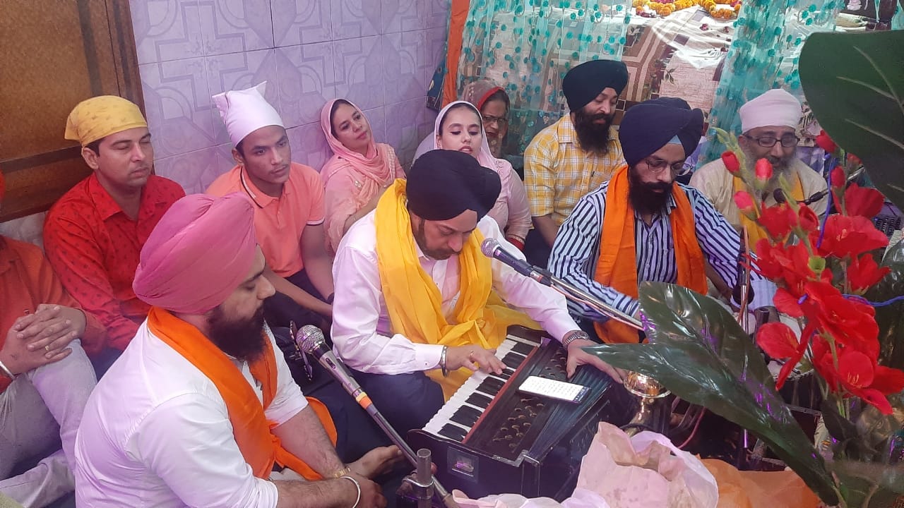 मुजफ्फरनगर मे बाबा बुड्ढा साहिब जी का प्रकाश पर्व शब्द कीर्तन करते श्रद्वालु।