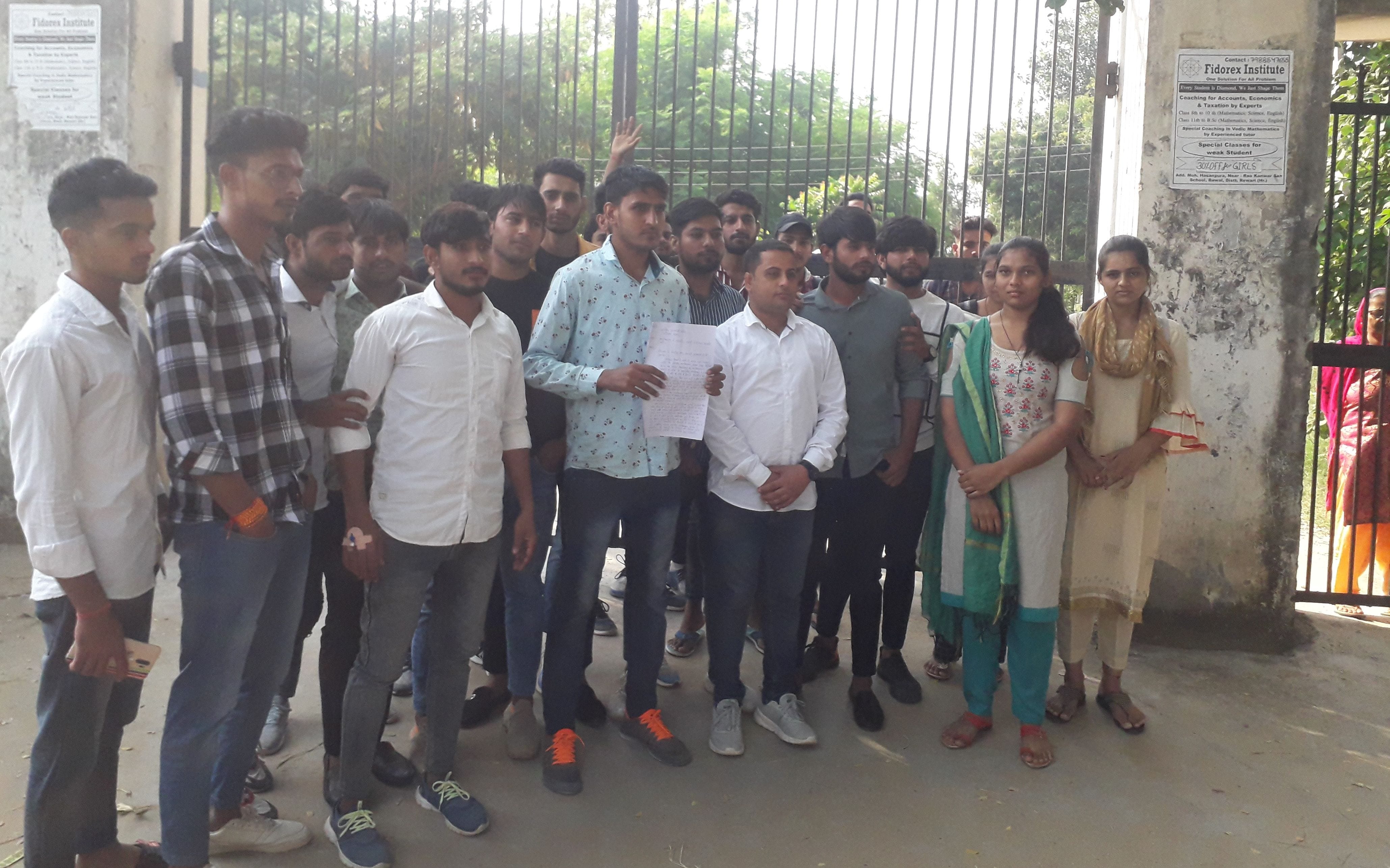  बावल में कॉलेज के गेट पर ताला लगाकर प्रदर्शन करते विद्यार्थी। संवाद
