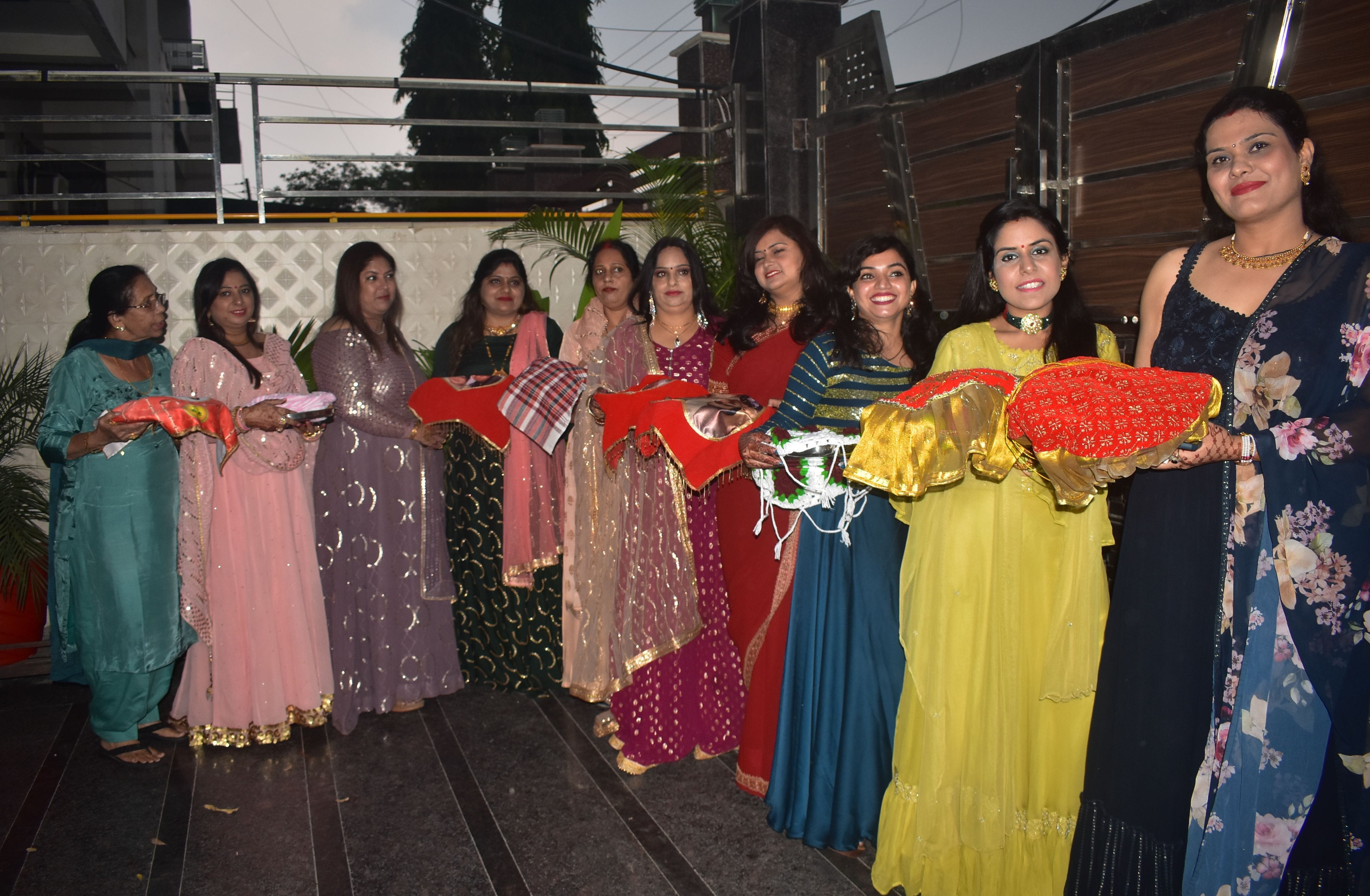 Karva Chauth: Suhaginas break the fast after seeing the moon, wishing for long life for their husband Karva Chauth: Suhaginas break the fast after seeing the moon, wishing for long life for their husband