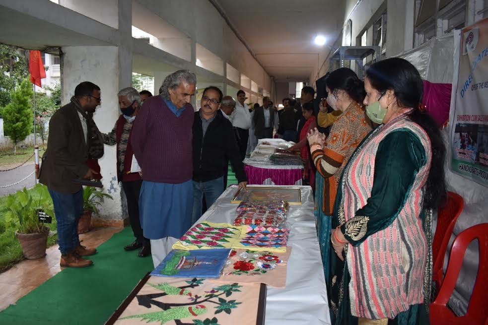 डिग्री कॉलेज में आयोजित संगोष्ठी कार्यक्रम के दौरान अतिथि व अन्य