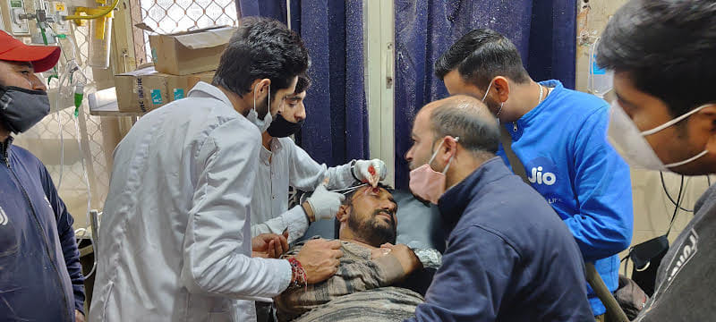 ुलि अस्पताल में मेटोडोर के साथ हुई टक्कर में घायल बाइक सवारों का इलाज करते डाक्टर व अन्य ुलि अस्पताल में मेटोडोर के साथ हुई टक्कर में घायल बाइक सवारों का इलाज करते डाक्टर व अन्य