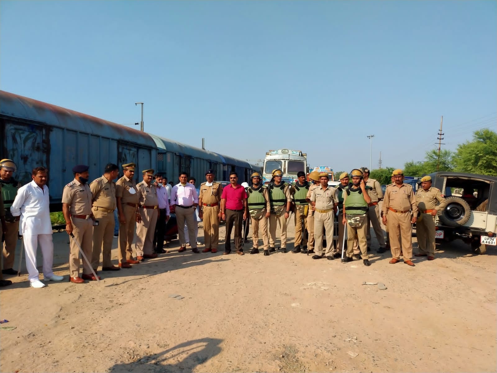 माल गोदाम पर मौजूद एसडीएम व पुलिस प्रशाशन माल गोदाम पर मौजूद एसडीएम व पुलिस प्रशाशन
