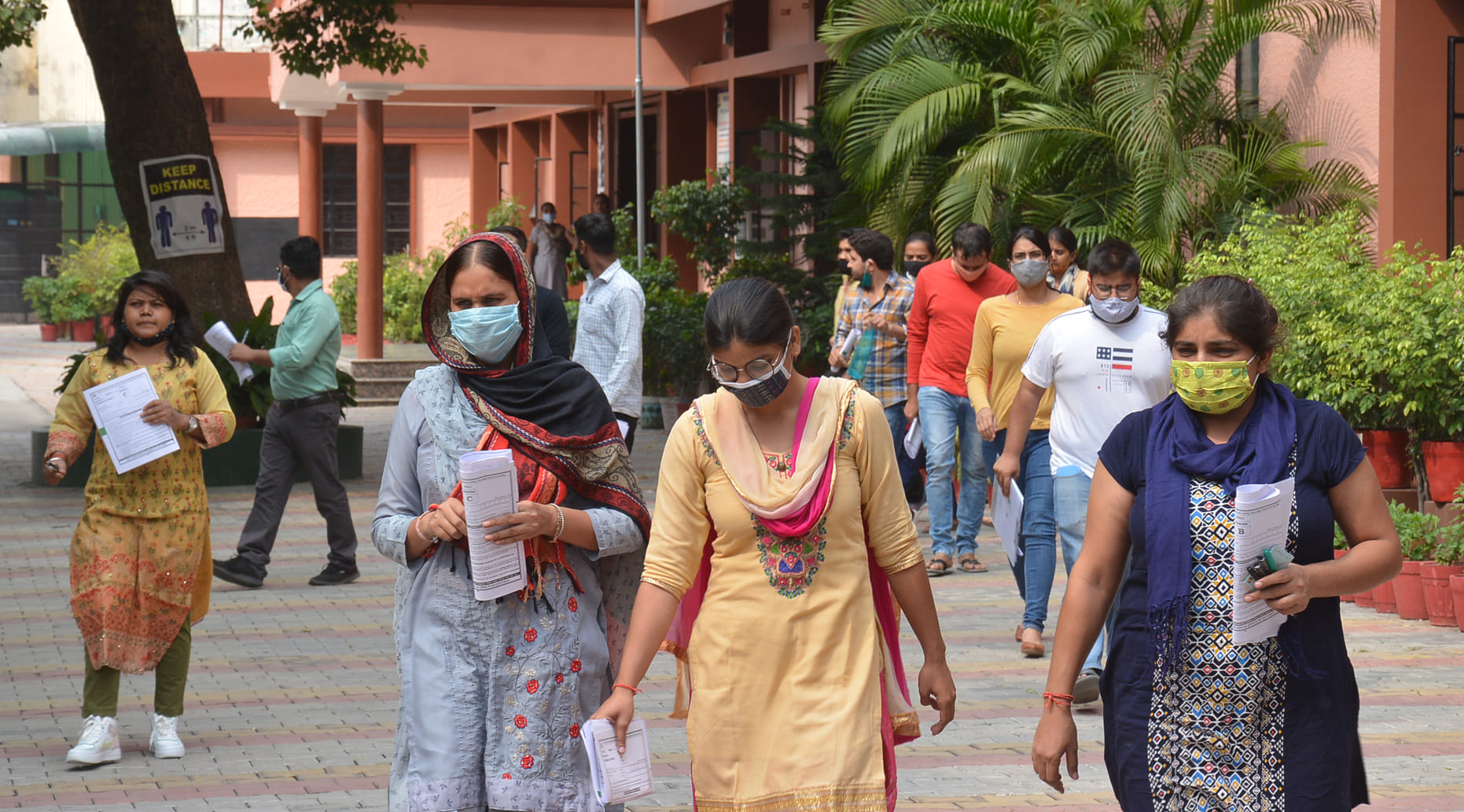 मुजफ्फरनगर के होलि एजिल्स स्कूल परीक्षा केद्र पर परीक्षा देकर बाहर आते उत्तर प्रदेश लोक सेवा आय? मुजफ्फरनगर के होलि एजिल्स स्कूल परीक्षा केद्र पर परीक्षा देकर बाहर आते उत्तर प्रदेश लोक सेवा आय?