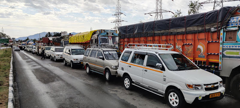 जखैनी चौक पर घाटी की तरफ जाने वाले वाहनों की लगी लंबी कतारें जखैनी चौक पर घाटी की तरफ जाने वाले वाहनों की लगी लंबी कतारें
