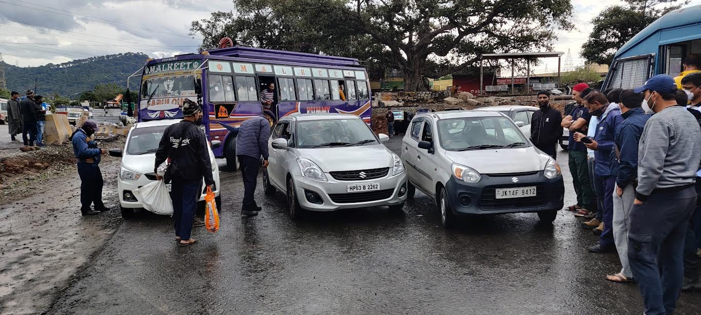 जखैनी चौक पर घाटी की तरफ जाने वाले वाहनों की लगी लंबी कतारें जखैनी चौक पर घाटी की तरफ जाने वाले वाहनों की लगी लंबी कतारें