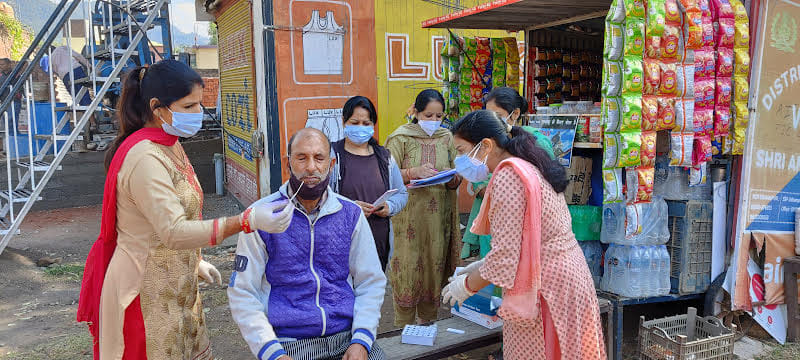दोमेल चौक के पास कोरोना टेस्ट कर हैल्थ कार्ड जारी करती स्वास्थ विभाग की टीम दोमेल चौक के पास कोरोना टेस्ट कर हैल्थ कार्ड जारी करती स्वास्थ विभाग की टीम