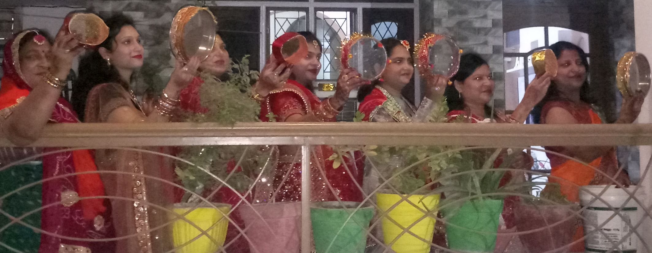 सितारगंज पुरानी मंडी काॅलोनी में करवाचौथ का चांद देख पति की दीर्घायु के लिए कामना करतीं सुहागिन?