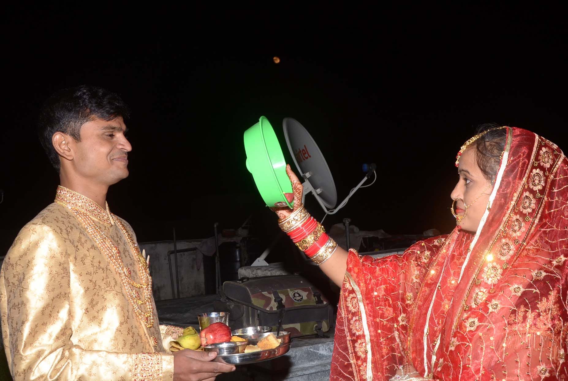 पति नेमपाल को देख चांद का दीदार करती सुहागिन।