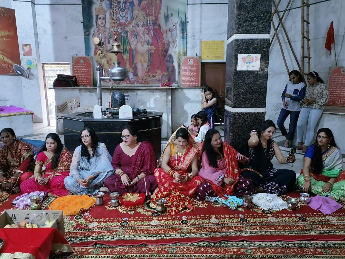 गौरी शंकर मंदिर में करवा चौथ पर पूजा करती महिलायें।