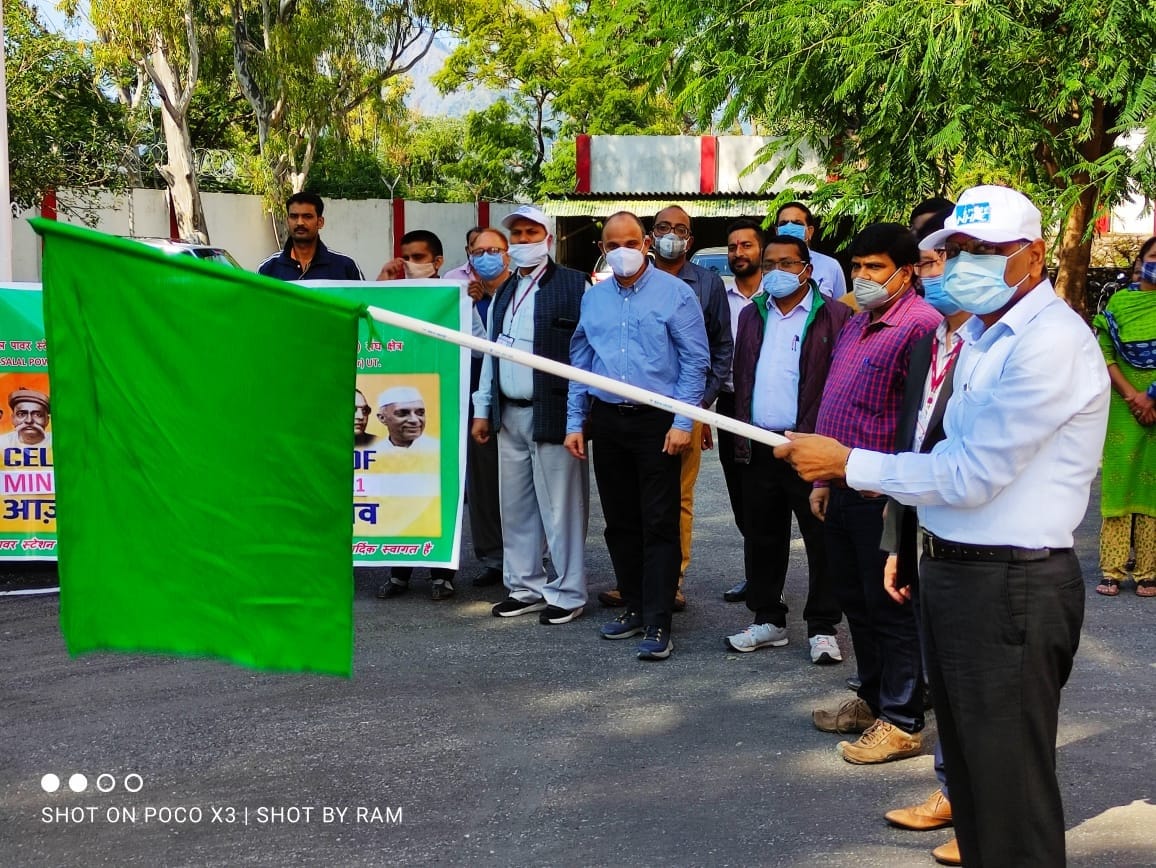 सलाल पावर स्टेशन में आयोजित मिनी मैराथन को हरी झंड़ी दिखा रवाना करते हुए प्रमुख एन राम।