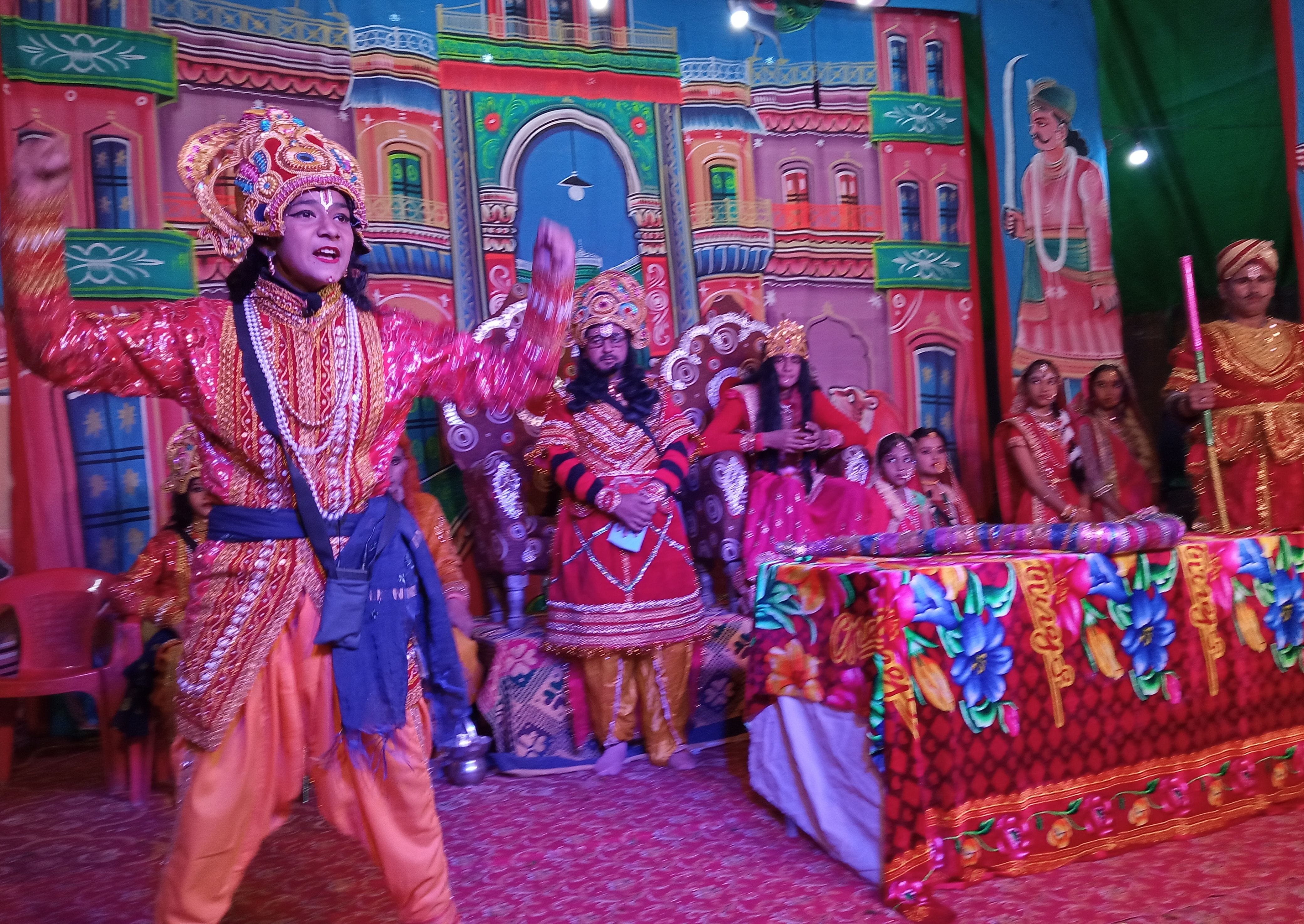 चौखुटिया के चांदीखेत की रामलीला में जनक की बातों से आक्रोशित लक्ष्मण। चौखुटिया के चांदीखेत की रामलीला में जनक की बातों से आक्रोशित लक्ष्मण।