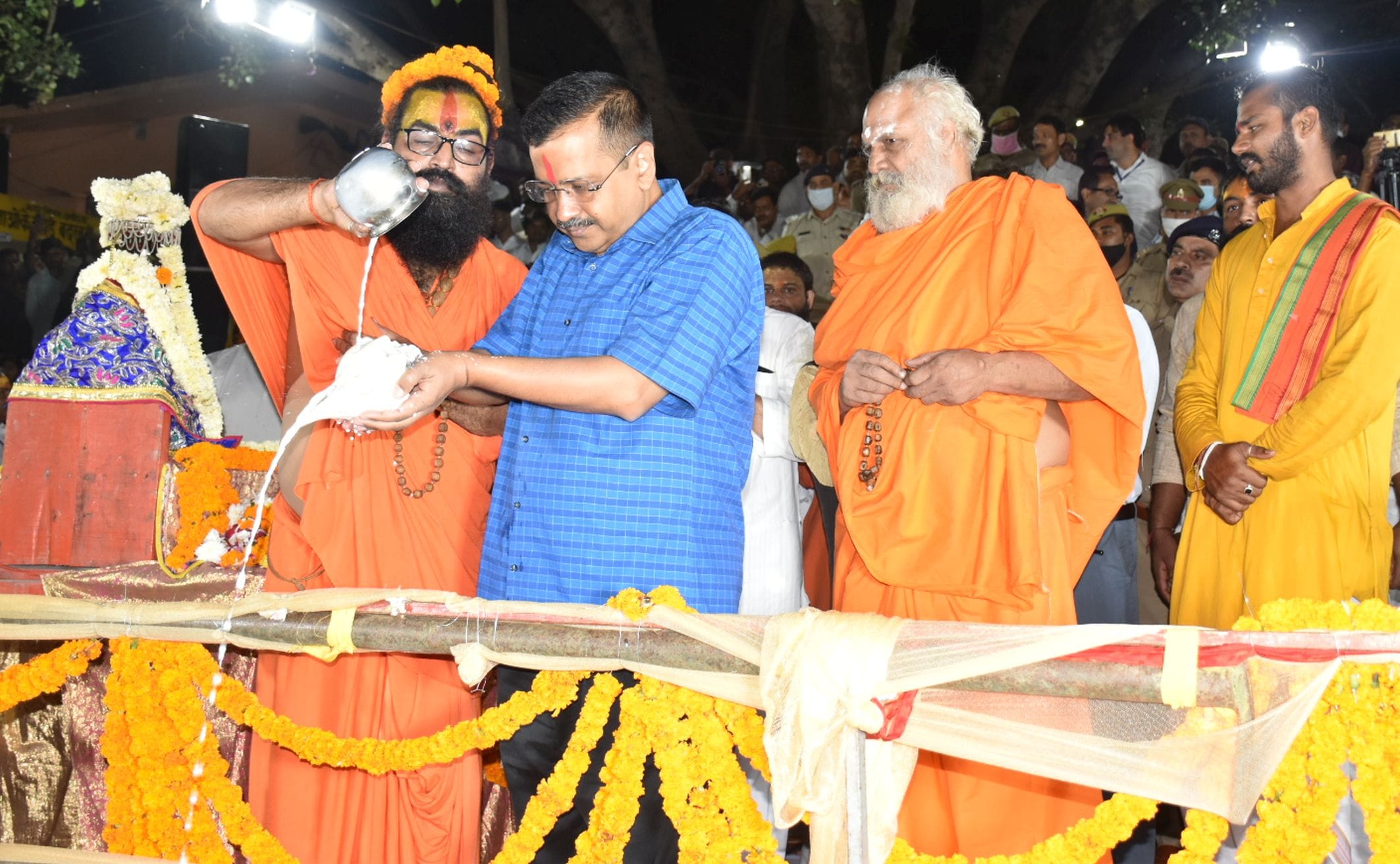 अयोध्या-सरयू का पूजन करते दिल्ली के मुख्यमंत्री अरविंद केजरीवाल अयोध्या-सरयू का पूजन करते दिल्ली के मुख्यमंत्री अरविंद केजरीवाल