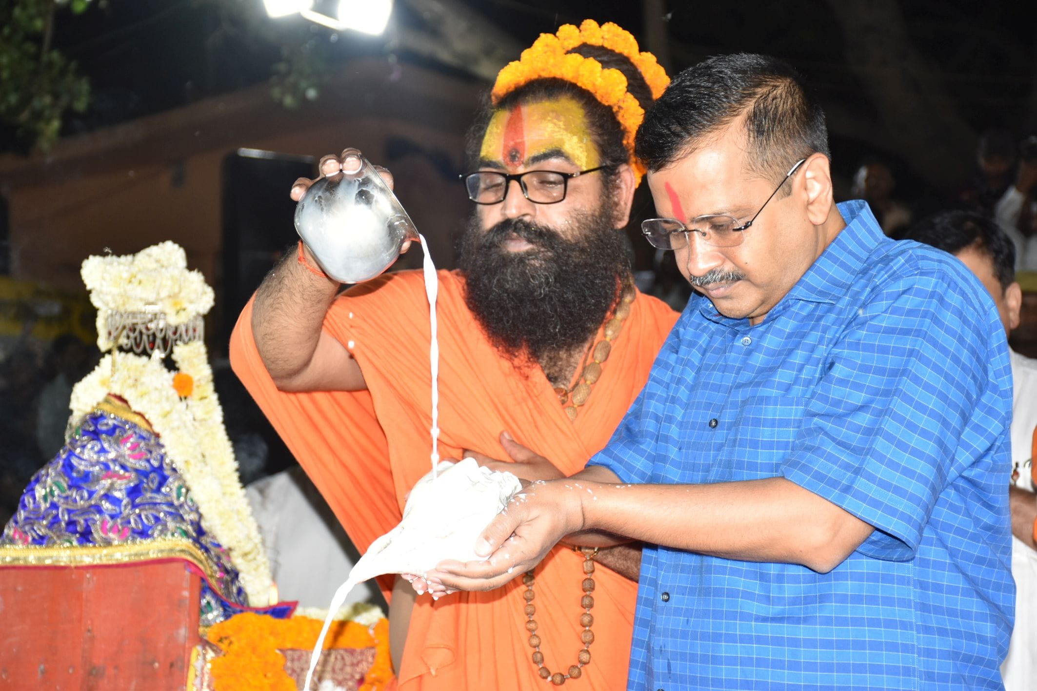 अयोध्या-सरयू का पूजन करते दिल्ली के मुख्यमंत्री अरविंद केजरीवाल अयोध्या-सरयू का पूजन करते दिल्ली के मुख्यमंत्री अरविंद केजरीवाल