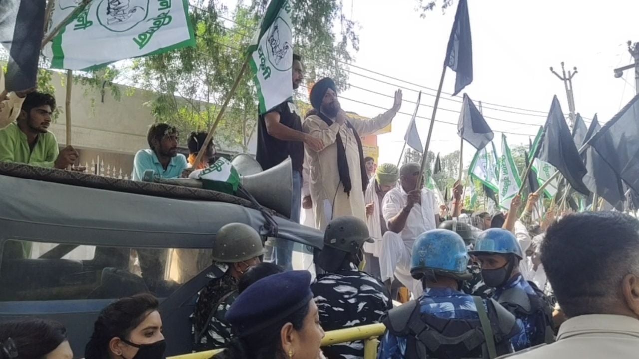 ऐलनाबाद में उपमुख्यमंत्री दुष्यंत चौटाला का काले झंडे लेकर विरोध करते किसान