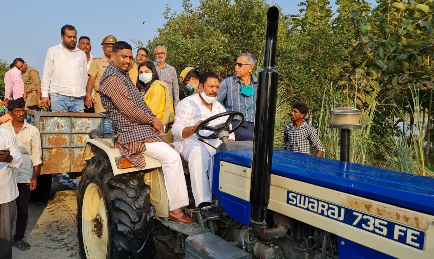 दातागंज (बदायूं) में ट्रैक्टर से बाढ़ग्रस्त क्षेत्रों का जायजा लेने निकले आंवला सांसद धर्मेंद्र