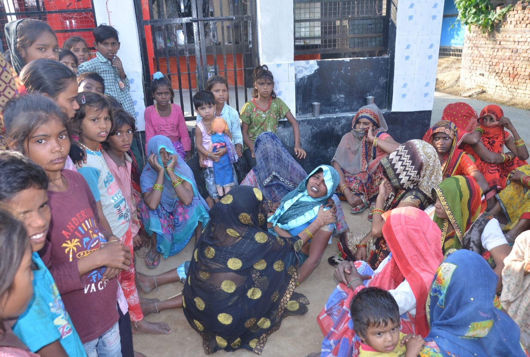 बौनेर बिजली घर स्थित गड़ियावली का माजरा राम नगर में बच्ची देवकी बम्बा में डूबने के बाद विलाप करते