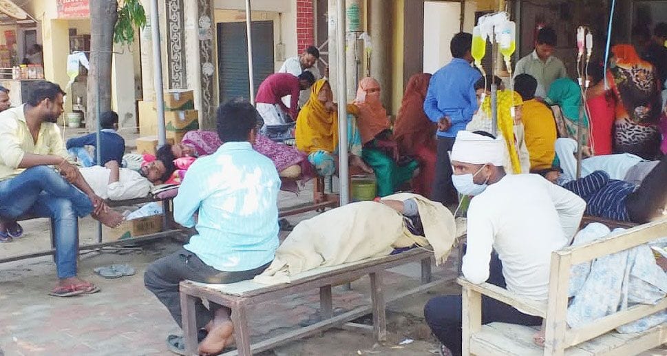 बहादुरगढ़ क्षेत्र में क्लीनिक के बाहर बेंच पर लेटकर ड्रिप लगवाने को मजबूर मरीज। बहादुरगढ़ क्षेत्र में क्लीनिक के बाहर बेंच पर लेटकर ड्रिप लगवाने को मजबूर मरीज।