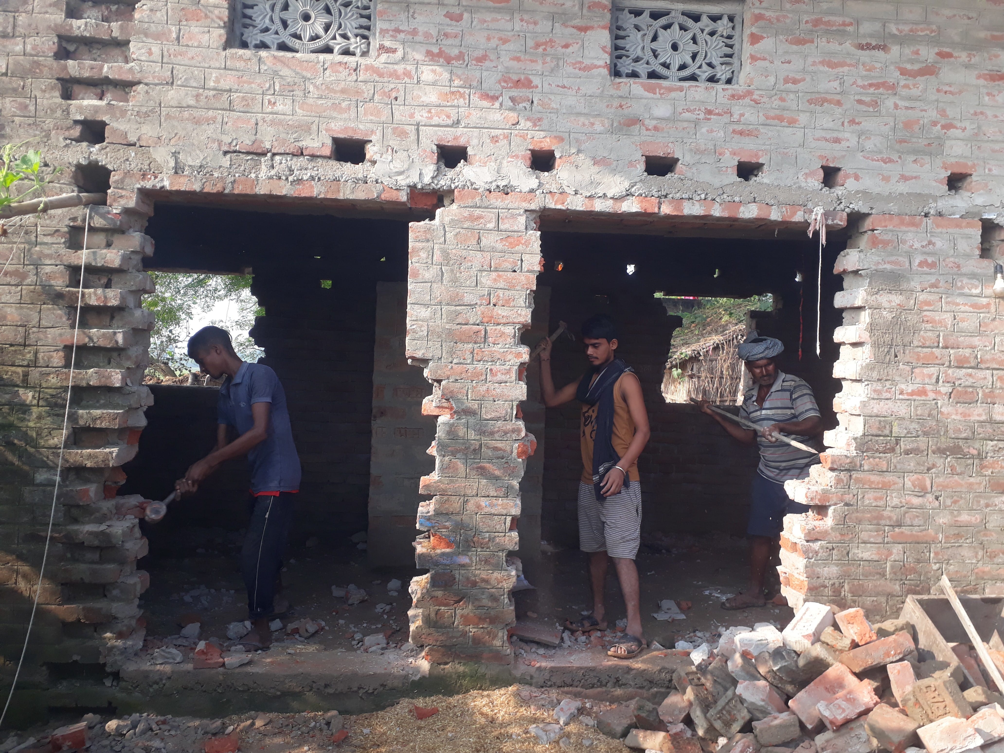 बैरिया क्षेत्र के गोपालनगर टांडी में सरयू नदी के कटान के चलते अपने हाथों से अपने घरों को उजाडते ग? बैरिया क्षेत्र के गोपालनगर टांडी में सरयू नदी के कटान के चलते अपने हाथों से अपने घरों को उजाडते ग?