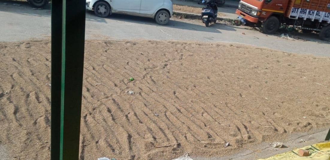 बिगवाड़ा क्रय केंद्र पर कालेपन की शिकायत मिलने पर पड़ा धान। बिगवाड़ा क्रय केंद्र पर कालेपन की शिकायत मिलने पर पड़ा धान।